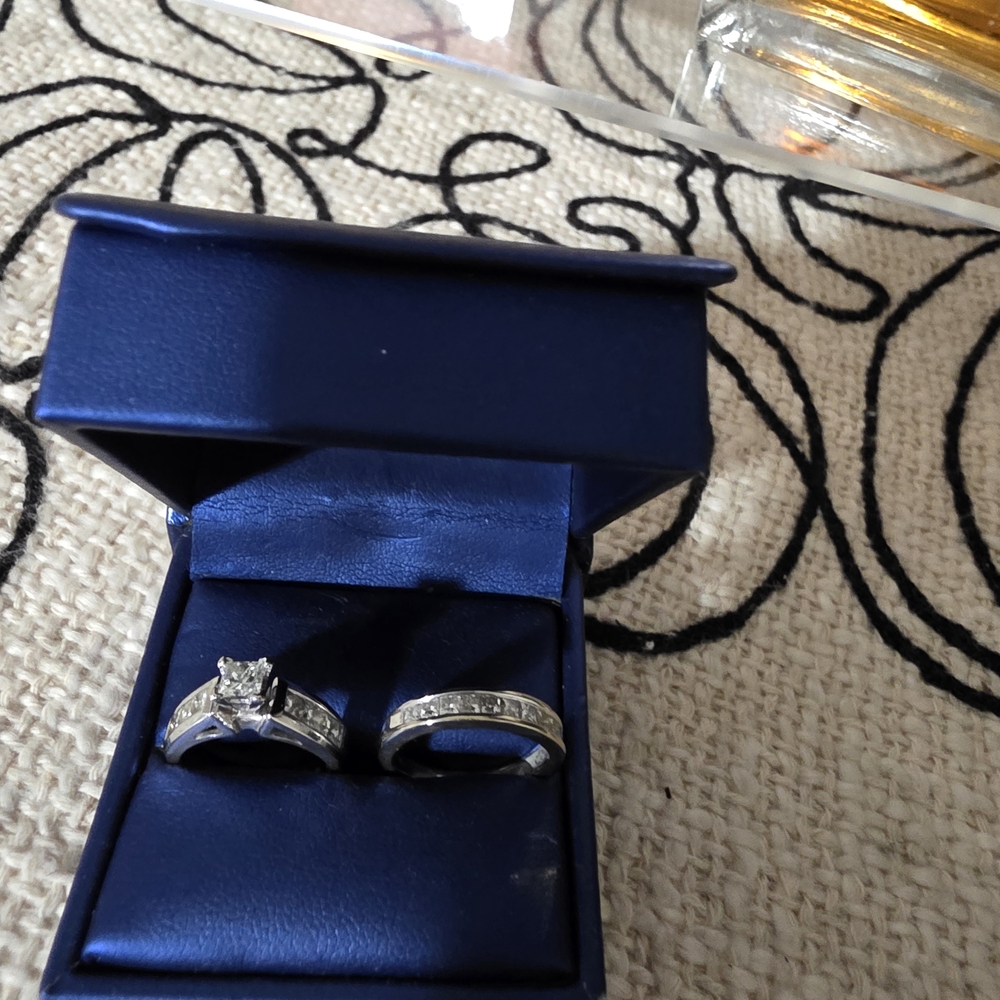 Elegant White Gold Diamond Women's Ring Set